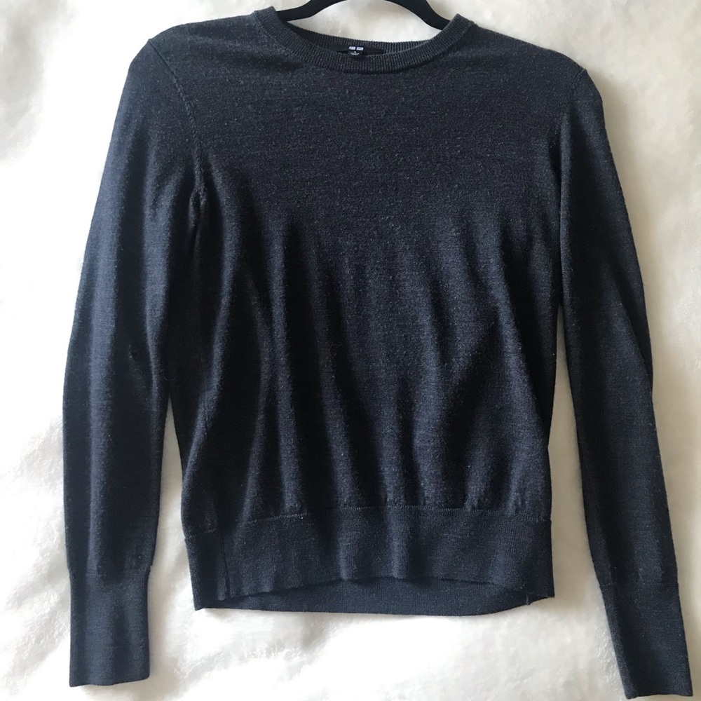 Uniqlo longsleeve crewneck sweater